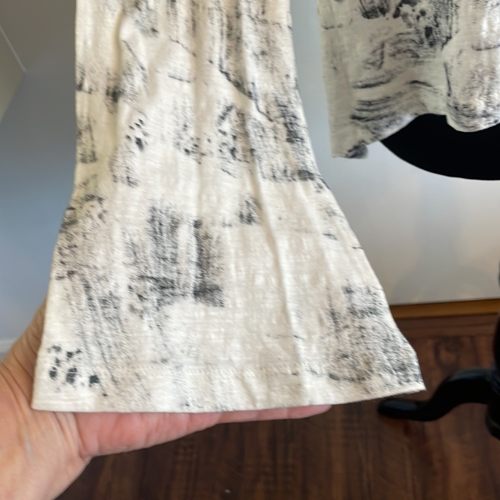 ANTHROPOLOGIE AKEMI + KIN long sleeved asymmetrical T-shirt with flared sleeves. - Picture 6 of 16